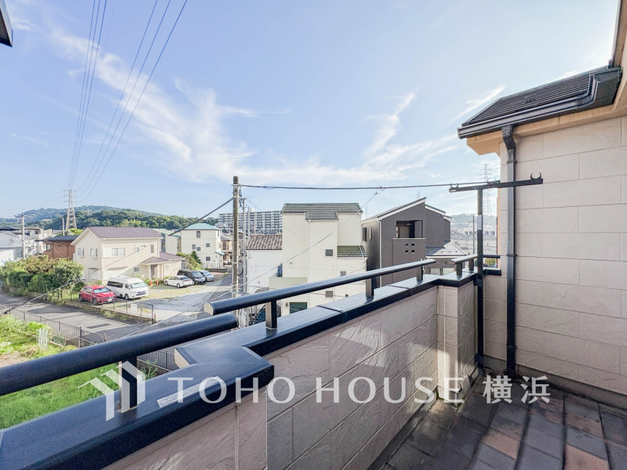 開放感があり、遮るものもなく気持ちのいい景色が広がります。お部屋にも爽やかな風と暖かく柔らかな日差しが差し込み、毎日の暮らしを豊かに彩ります。