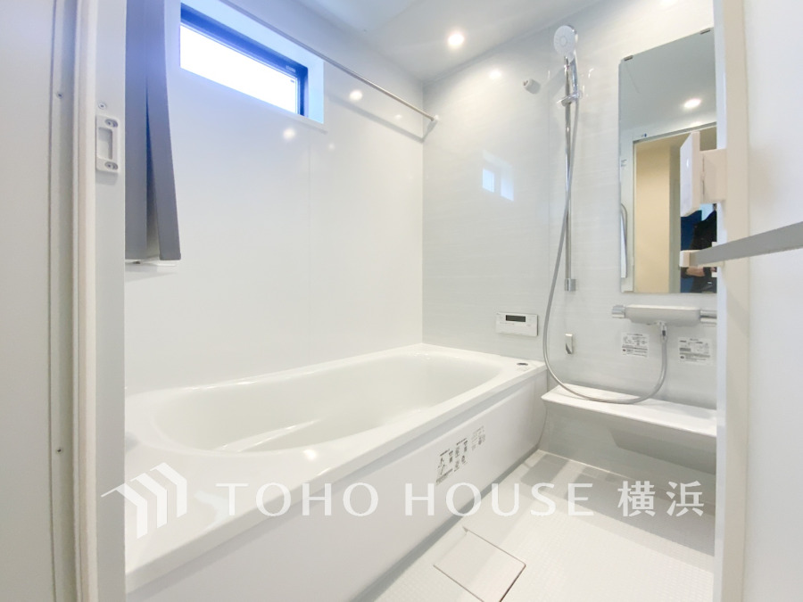 1日の疲れを癒すバスルームは、心地よいリラックスを叶える清潔感溢れる美しい空間です。心からゆったりと寛いでいただけるよう、ゆとりのスペースを確保してます。