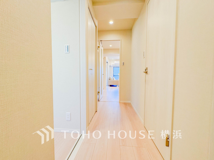 明るく清潔感あふれる廊下は、ナチュラルな木目調フロアで温かみのある空間を演出しています。
