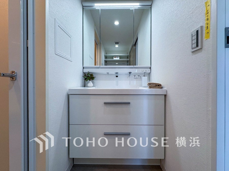 新規交換された洗面台は大きな鏡と収納力が魅力。毎日の身支度も快適にこなせます。