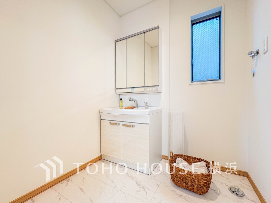 清潔感あふれる洗面スペース。収納充実の三面鏡と窓からの自然光で快適な毎日をサポートします。