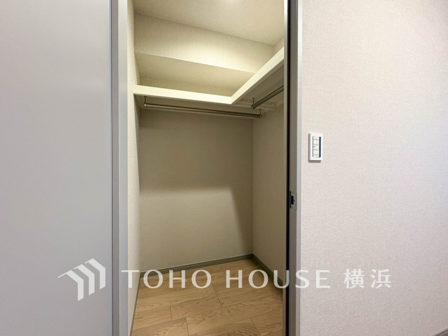 大切な衣類を機能的に収納できるウォークインクロゼット。ゴルフバッグやキャリーバッグなどもすっきりと片付けられます。高い収納率を実現する多彩な収納スペースを確保しました。