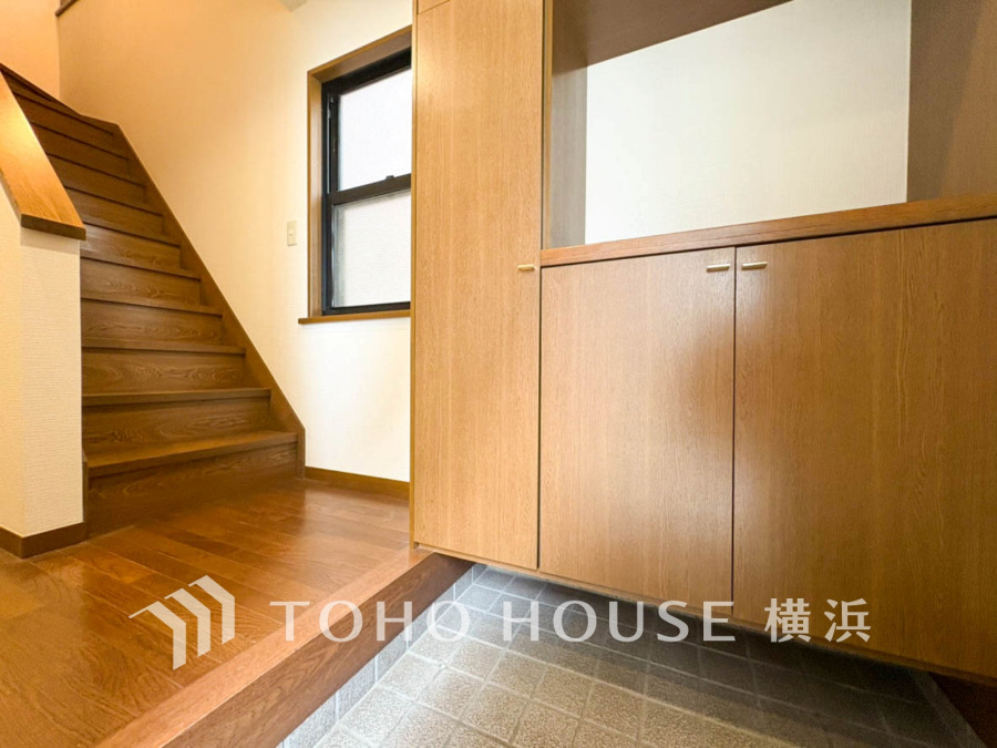 上質感漂う玄関と廊下。居住者の帰り、訪れる方を優しく迎える・安らぎに満ちた生活空間を予感させる。健やかな暮らしを楽しめそう