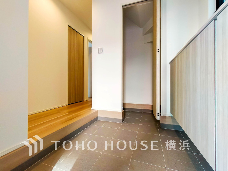 豊かなプライベートタイムへ誘うモダンテイストな玄関。デザインや素材が美しい調和を奏でている空間です。お客様をお迎えする玄関は落ち着いた雰囲気です。