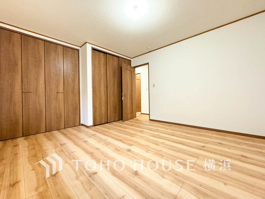 大きな窓からたっぷりと陽光が注がれる明るい空間。家族の成長に対応できる永住仕様の間取り。一日の疲れをいやしてくれる主寝室。時を忘れて過ごす場所として過ごせるお部屋