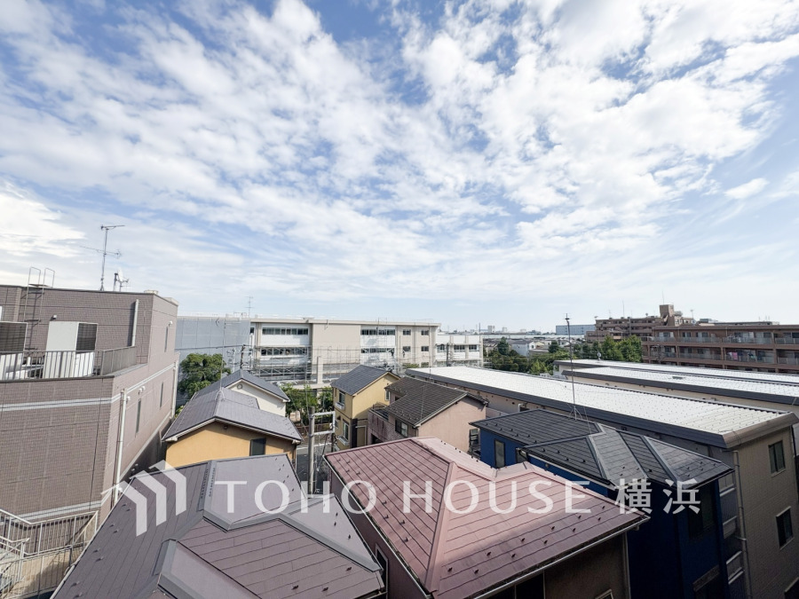 この開放感ある眺望と共に閑静な住宅街の季節感を演出する四季折々の変化を楽しめる心地よい場所となることでしょう。