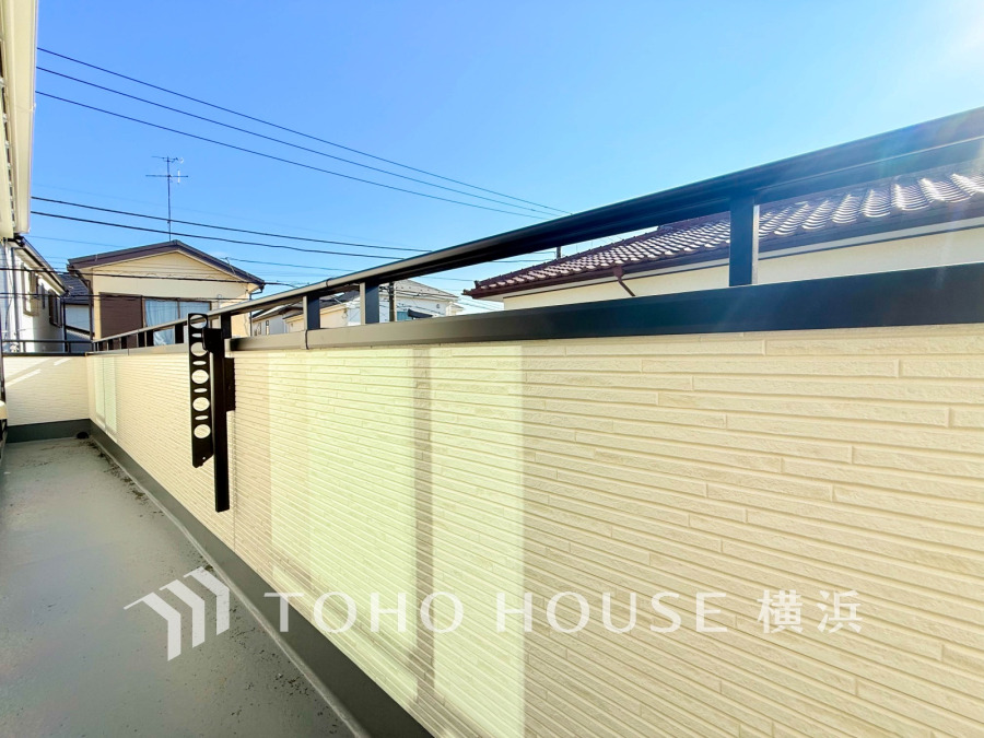 陽当たり良好な南向きのバルコニーは、2部屋に面したワイドスパンバルコニーです。