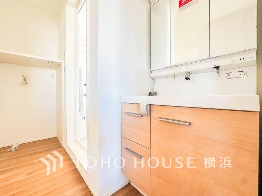 使いやすい機能が備えられた清潔感溢れる洗面空間。収納も充実しています。
