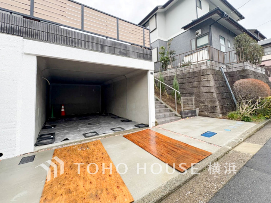 前面道路から1段上がった開放感のある立地。ビルトインガレージ付きです。