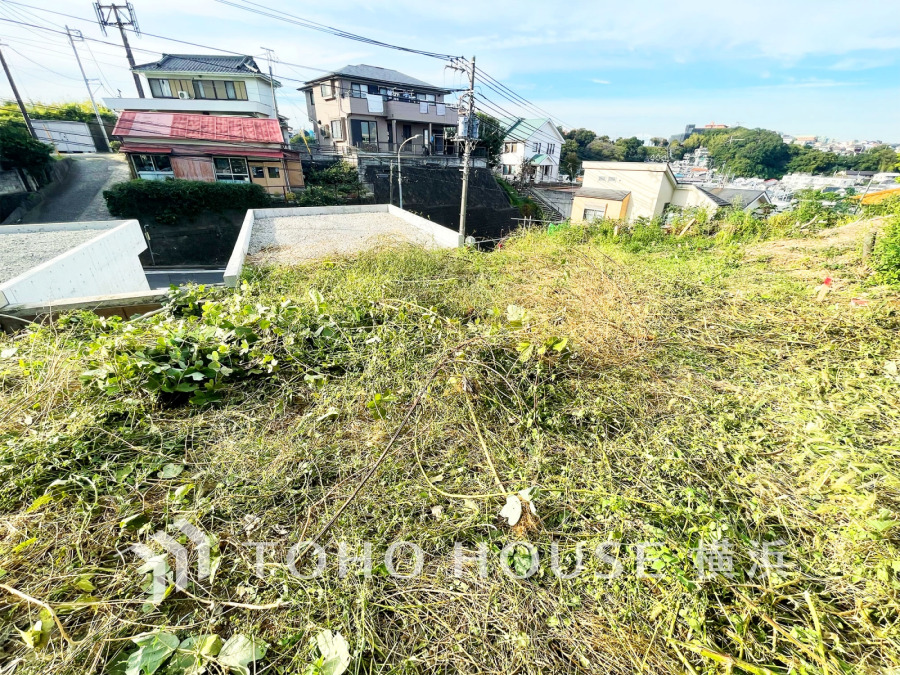 見晴らしのよい高台の立地です