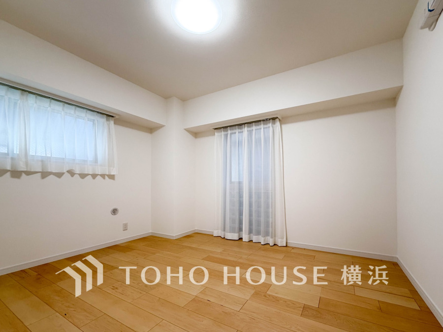 【2026年3月撮影】2面採光の居室は、十分な明るさを取り入れ心地よい風を提供します。