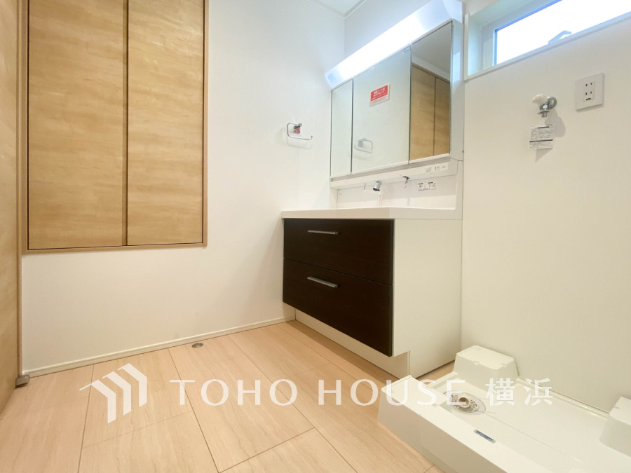 洗面台には三面鏡を採用。身だしなみを整えやすい事はもちろんですが、鏡の後ろに収納スペースを設ける事により、散らかりやすい洗面スペースをすっきりさせる事が出来るのも嬉しいですね。
