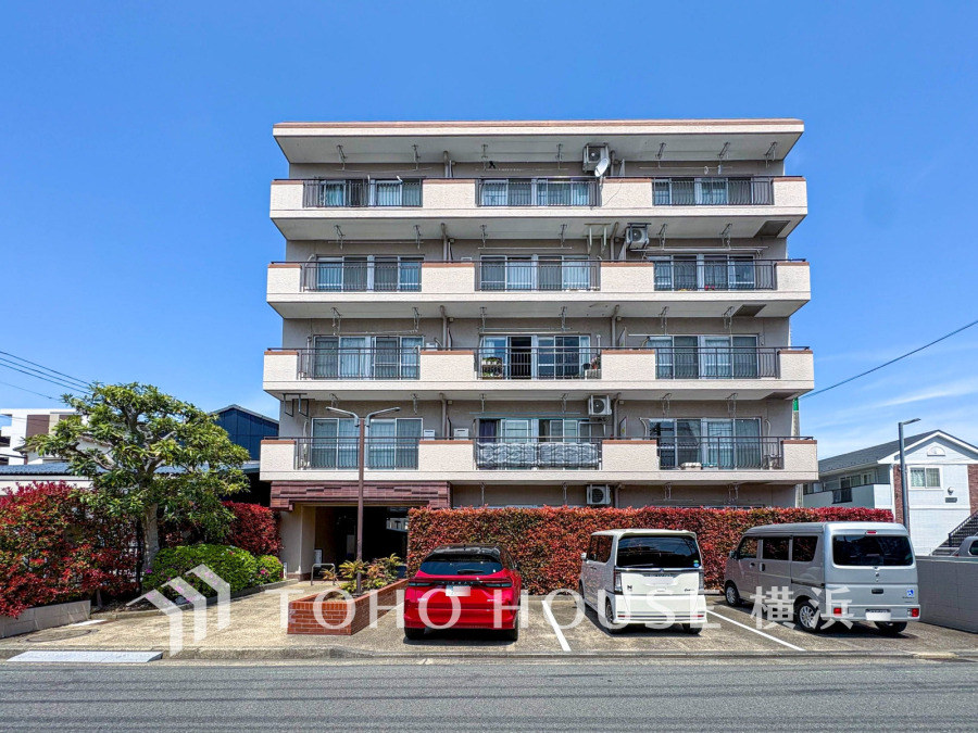 駅まで平坦徒歩3分の好立地マンション。陽当たり良好で開放感のあるお住まいです。