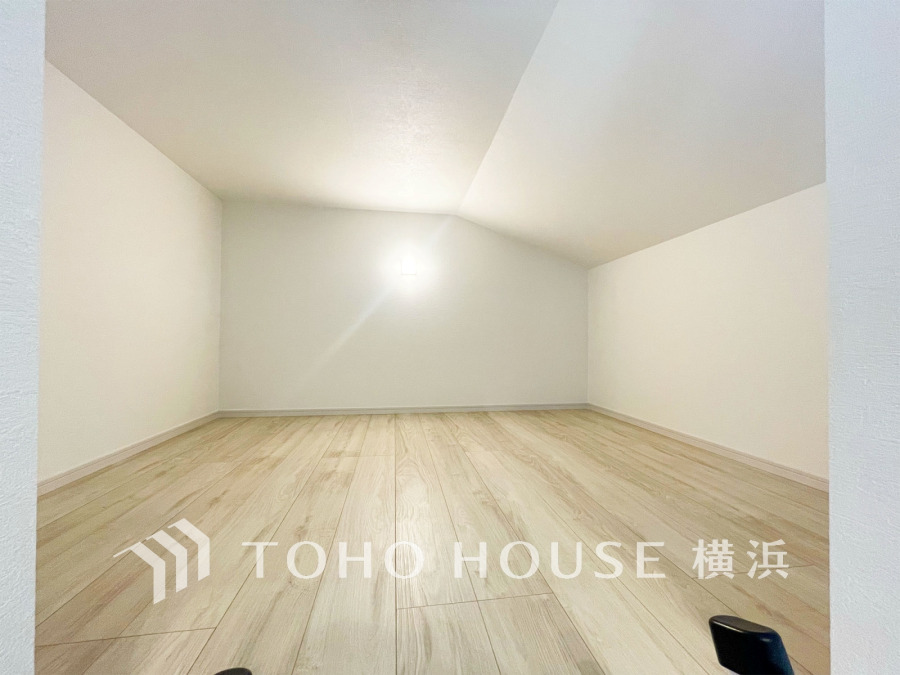 可動はしごを上ってロフト空間へ。収納やプライベート空間として使える嬉しい空間です。
