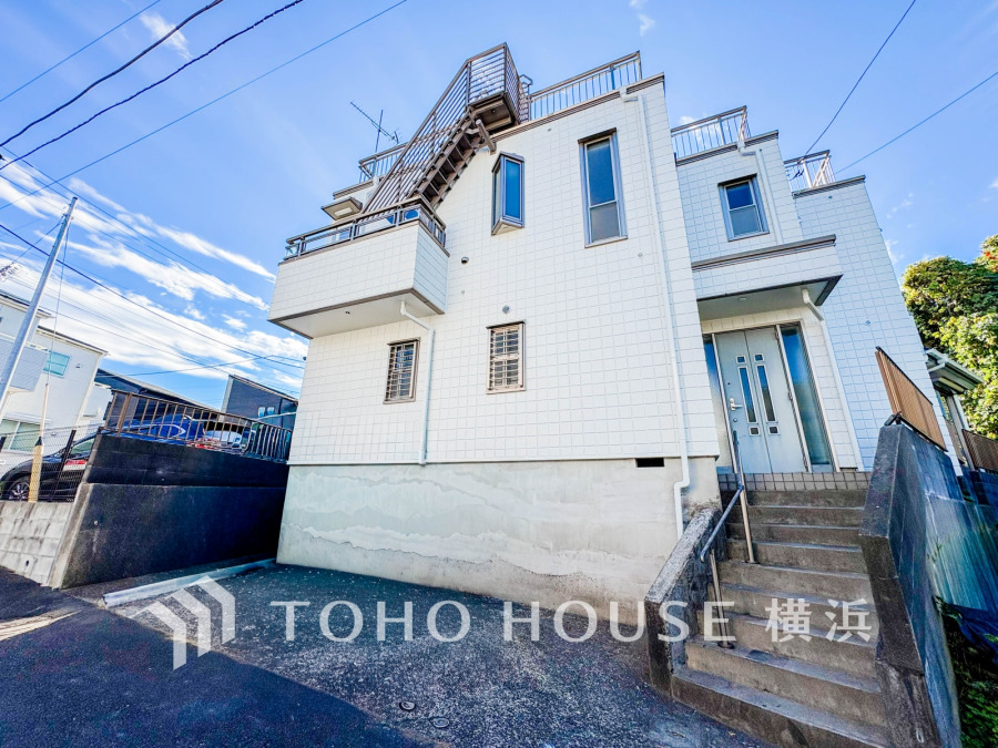 旭化成ホームズ施工の軽量鉄骨造住宅です。駐車スペース（1台分）も完備しています。