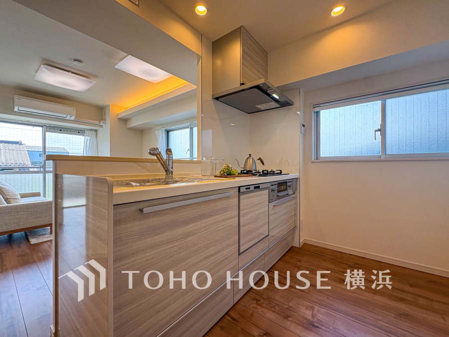 新規交換された清潔感溢れるシステムキッチン。リビングが見渡せるスタイリッシュな対面式キッチンです。
