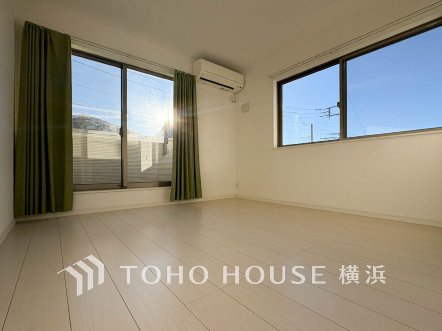 大きな窓からたっぷりと陽光が注がれる明るい空間。家族の成長に対応できる永住仕様の間取り。一日の疲れをいやしてくれる主寝室。時を忘れて過ごす場所として過ごせるお部屋