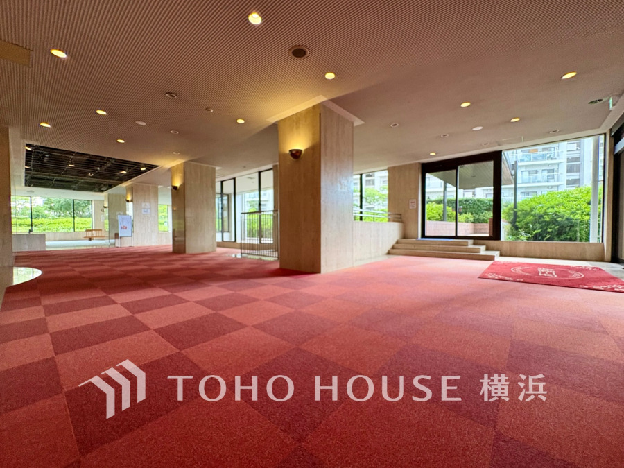 エントランスは毎日の行き帰りで使う大事な空間です。明るい基調で華やかなデザインなので、毎日も気持ちよく、またご友人なども素敵に迎え入れられます。