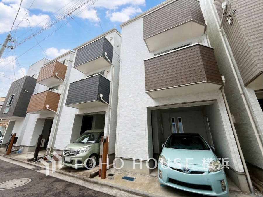 スタイリッシュなデザインの3階建て住宅。各戸に駐車スペースを完備し、都市生活に便利な立地です。