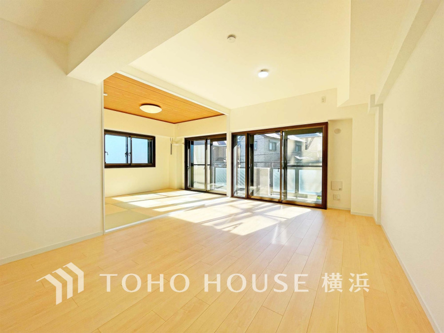 家族と過ごすひと時を溢れる光が優しく包み込むリビングダイニング。家族とともに、心穏やかに過ごすひととき。家族との時間、自分の時間を大切にできる空間がここにあります。