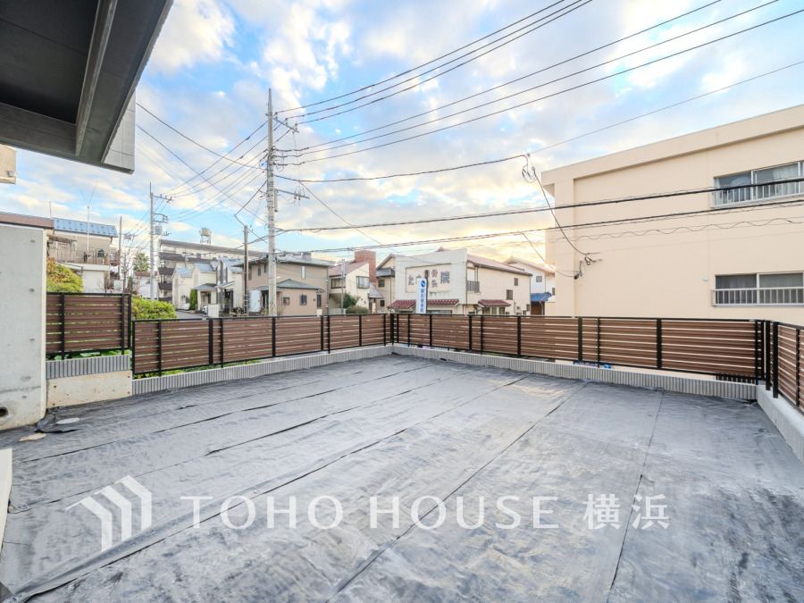 陽当たり良好な広々とした庭スペース。お子さまがお庭で遊べるのはもちろん、家庭菜園やたくさんの友人を招いてBBQ…多彩な楽しみが広がります。