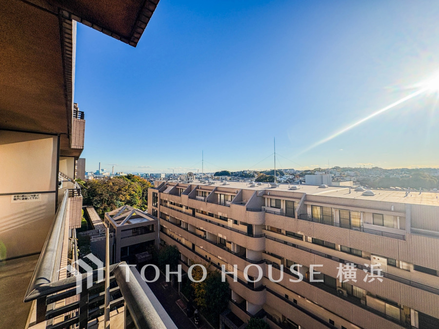 陽射しとともに、少しずつ装いを変える街の景観から、星空が地上に映りこむかのような夜景の煌きまで、この街ならではの美しい風景。