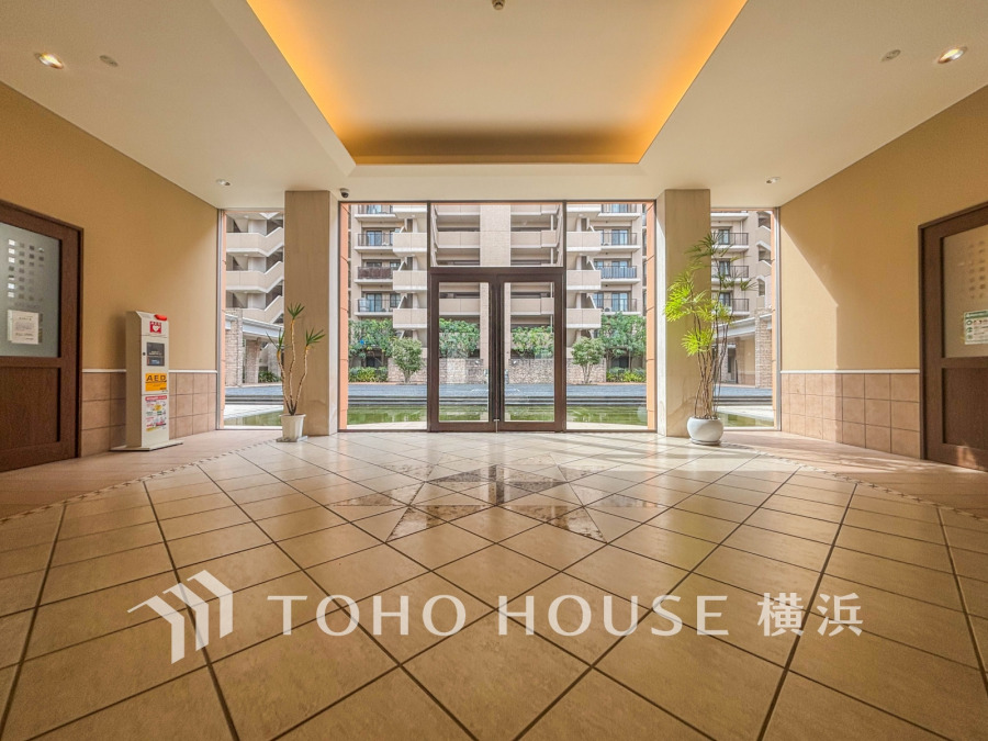 エントランスは毎日の行き帰りで使う大事な空間です。明るい基調で華やかなデザインなので、毎日も気持ちよく、またご友人なども素敵に迎え入れられます。