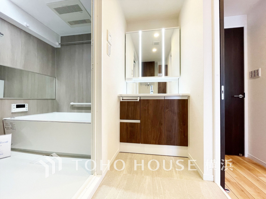 新規交換された洗面化粧台は美しく使いやすい機能が備えられています。