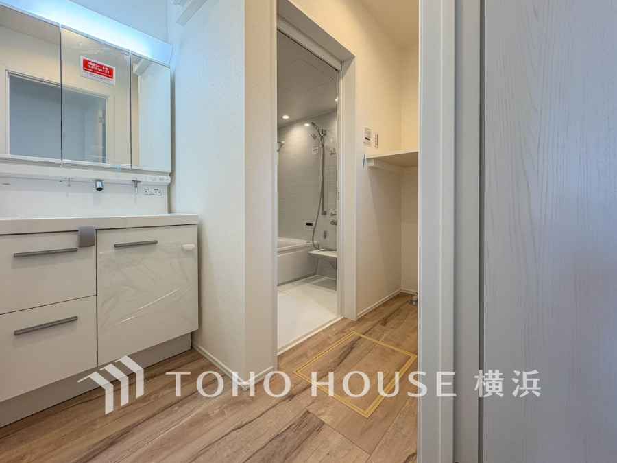 清潔感あふれる洗面室とバスルーム。収納棚付きで使いやすく、快適な水回り空間を実現しています。