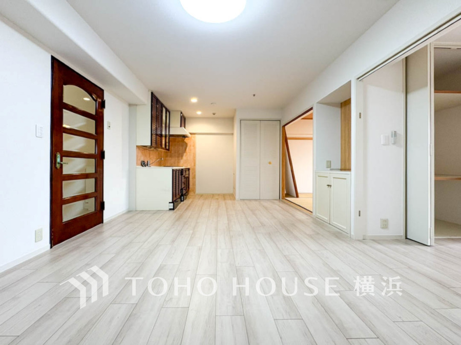 ここにはみんなが集い、食事と楽しい会話が始まる。話に夢中になりすぎて、ついつい時を忘れてしまう。そんな束の間の幸せを感じさせてくれる場所。