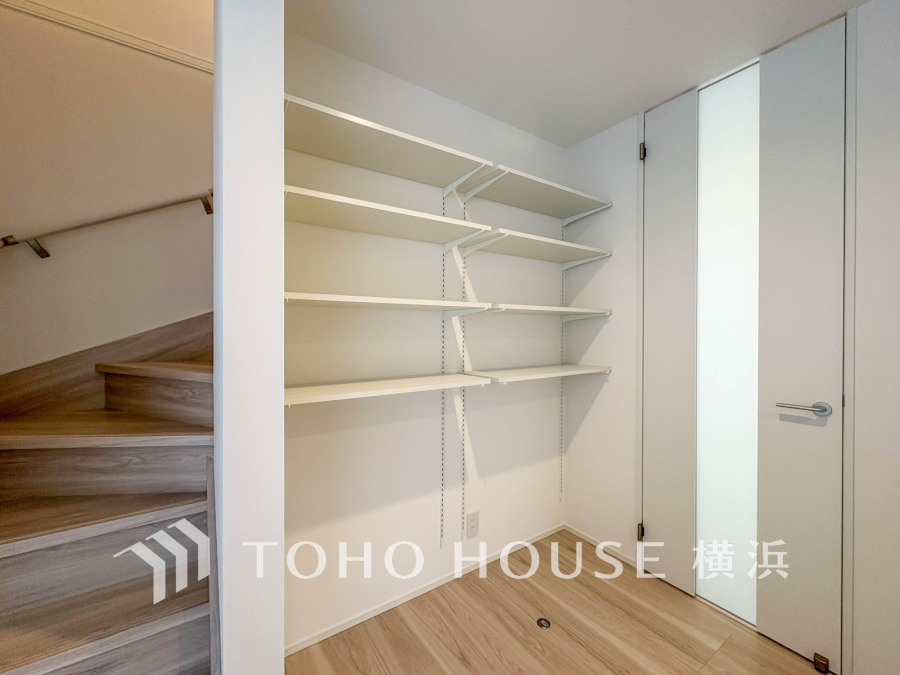 長期保存できる缶詰や調味料などの食品類の他、かさばるペーパーやラップ類をまとめて収納しておけます。キッチンまわりの掃除用具などを置くのにも便利ですね。