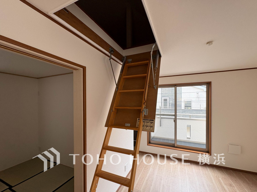 リビング上部には小屋裏収納も設置。あると嬉しい収納スペースです。
