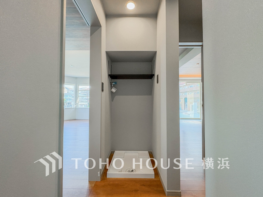 洗濯機置き場。家事動線も良好ですっきり収まります。