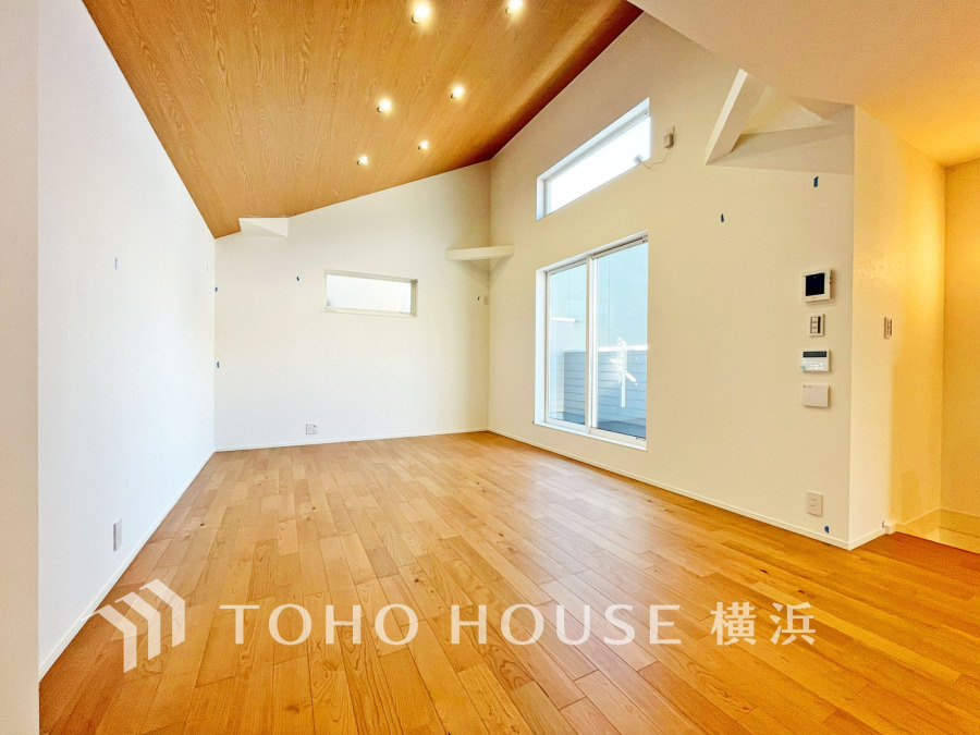 ウッディな勾配天井が印象的なあたたかく穏やかな時間を彩るLDK。高い天井に反射する優しい光の中、優雅なひと時を楽しめそう。