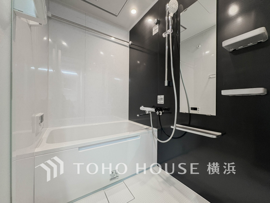 上質が感じられるカラーリングで、清潔な空間美を実現。一日の疲れが癒される優雅なバスタイムを堪能できるゆとりあるバスルームです。