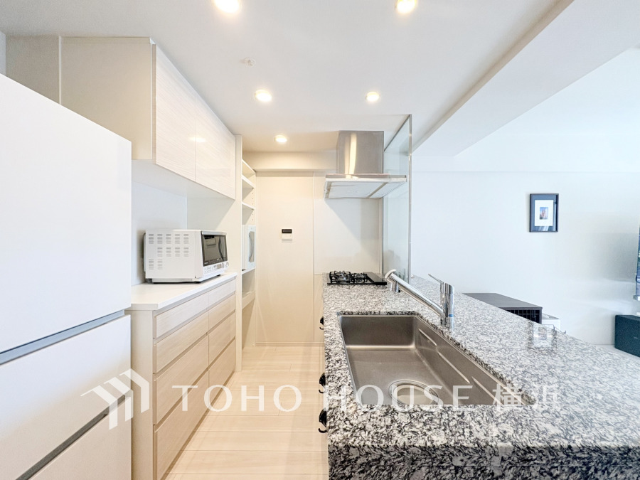 長い時間滞在するキッチンだからこそ、食事の準備を楽しい時間に、忙しい時でもスムーズに無駄なく作業できる、お手入れも簡単にできるなど、毎日を楽しくするキッチンスペースに仕上げました。