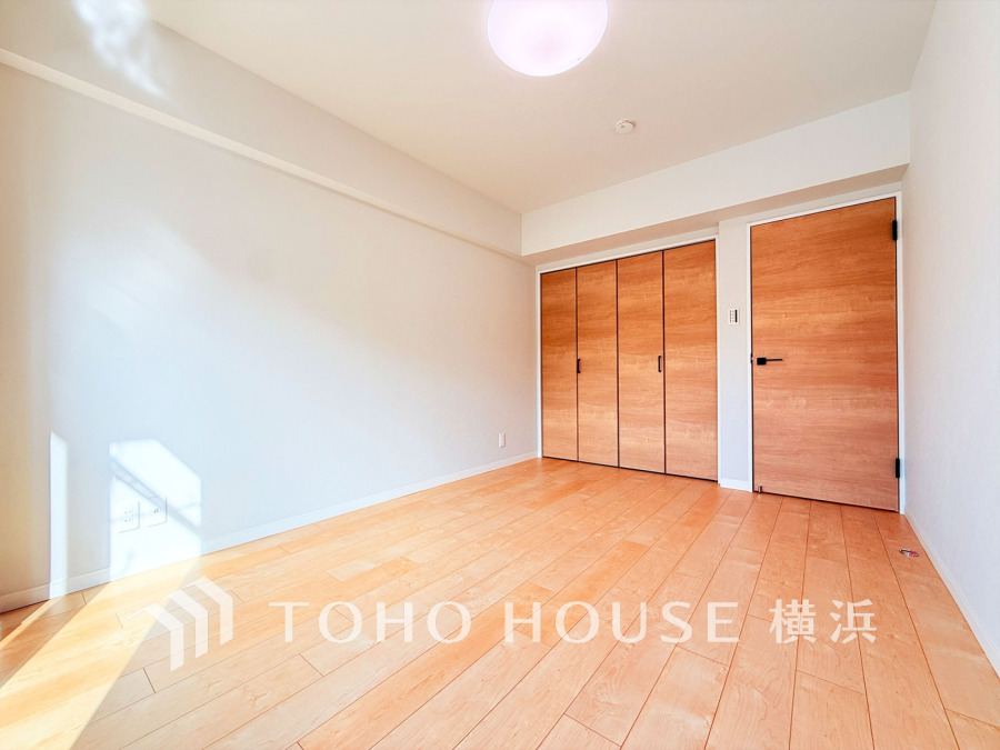 明るい自然光が差し込む洋室は大容量クローゼット付きで収納も充実しています。