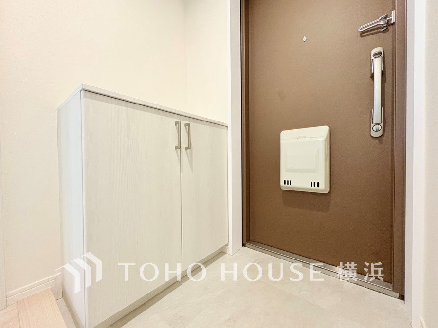 落ち着いた色を基調としていて、上質感のある玄関スペース
