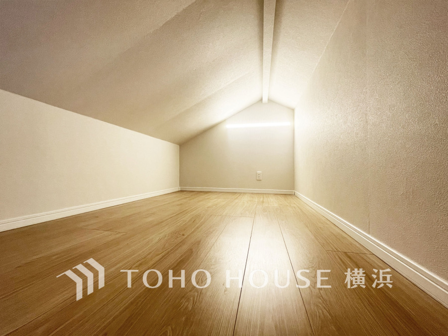 可動はしごを上ってロフト空間へ。収納やプライベート空間として使える嬉しい空間です。
