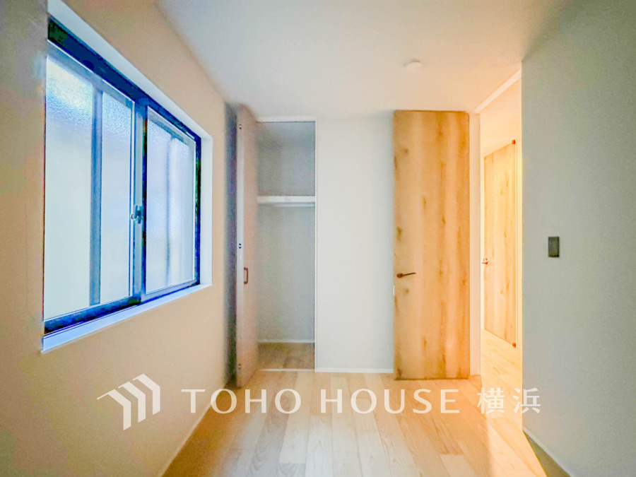 納戸として、または書斎やスタディスペースにもお使い頂けそうなスペース。落ち着きを感じられる空間は、ライフスタイルに合わせて自由に使える魅力的な空間です。