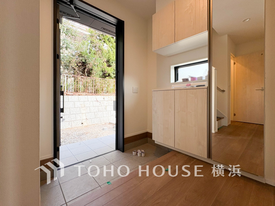 清潔感溢れる玄関がお出迎えする本邸宅の物語は、ここから始まる日常を期待させます。この場所には「希望」と「優越」で包み込んでくれる「特別」な空間があります。