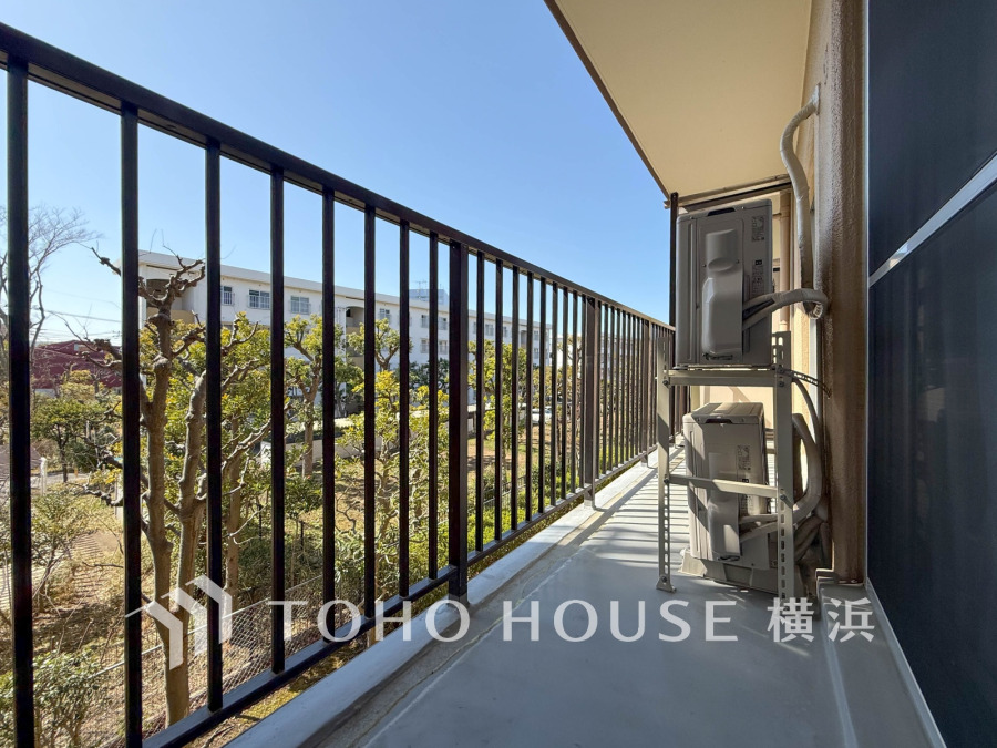 開放感あふれるバルコニーは、暖かな陽光と爽やかな風を感じられる寛ぎの空間です。