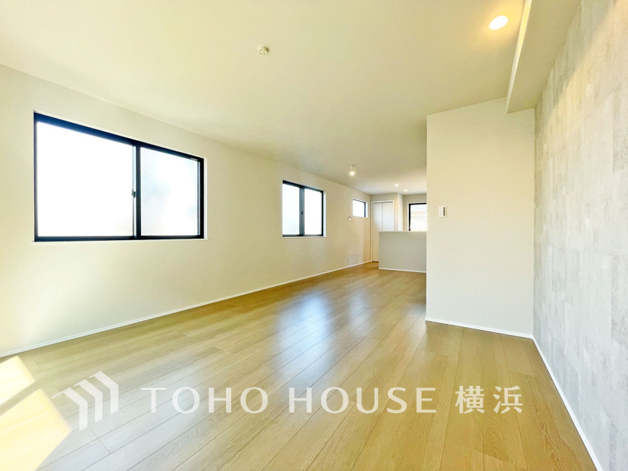 和やかで洗練された空間の演出。寛ぎとコミュニケーションを育む居心地のよい場所。やわらかな陽射しが降り注ぎ、室内に開放感と爽快感をもたらします。