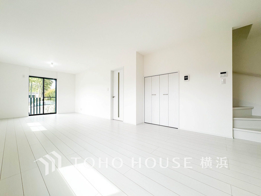 家族と過ごすひと時を溢れる光が優しく包み込むリビングダイニング。家族とともに、心穏やかに過ごすひととき。家族との時間、自分の時間を大切にできる空間がここにあります。