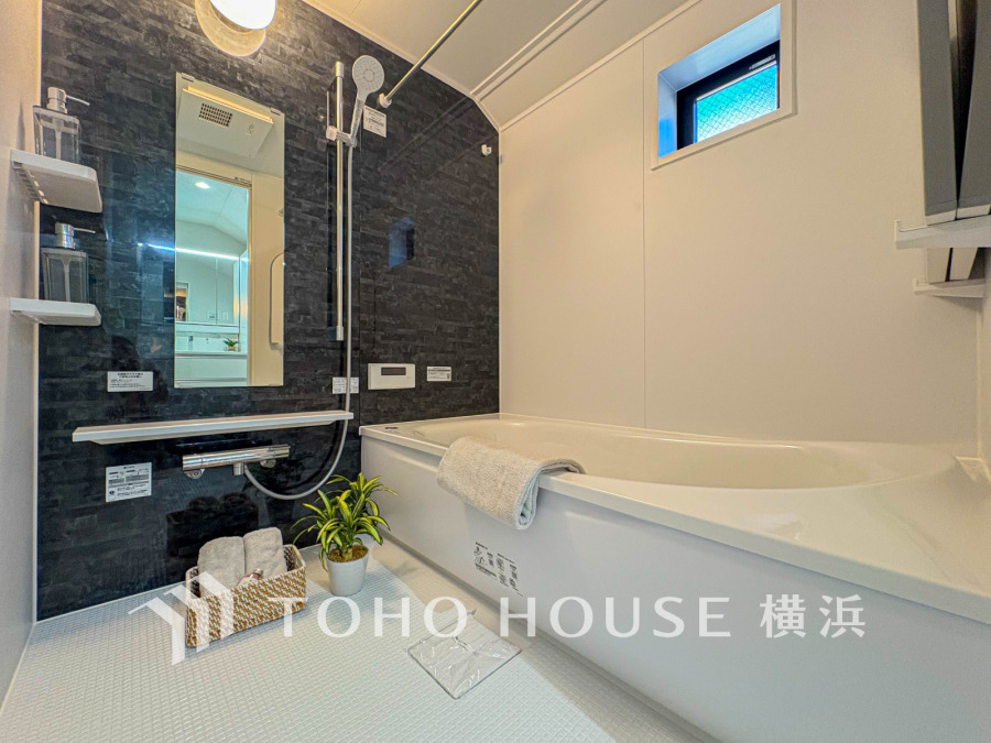 1日の疲れを癒すバスルームは、心地よいリラックスを叶える清潔感溢れる美しい空間です。心からゆったりと寛いでいただけるよう、ゆとりのスペースを確保してます。。