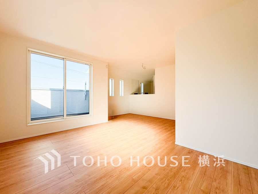 家族と過ごすひと時を溢れる光が優しく包み込むリビングダイニング。家族とともに、心穏やかに過ごすひととき。家族との時間、自分の時間を大切にできる空間がここにあります。