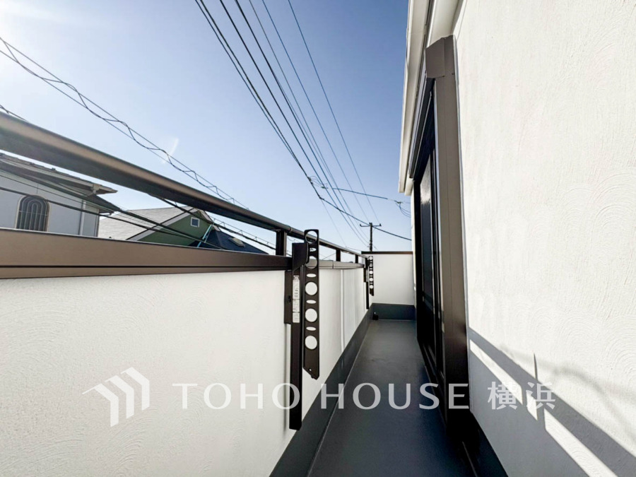 2部屋にまたがる広いバルコニーから、暮らしの中での光と風を演出してくれています。見事なまでの開放的な空間をお楽しみください