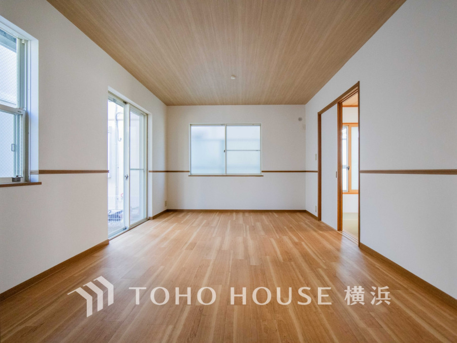 開放的な広さと2面採光がもたらす、光溢れ豊かな居住空間はこの住まいのクオリティを感じさせてくれます。豊かな時間が流れるこの場所に暮す喜び