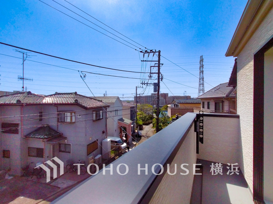 南向きの明るいバルコニー。低層住宅が広がる街並みは、心地よい開放感が漂っています。