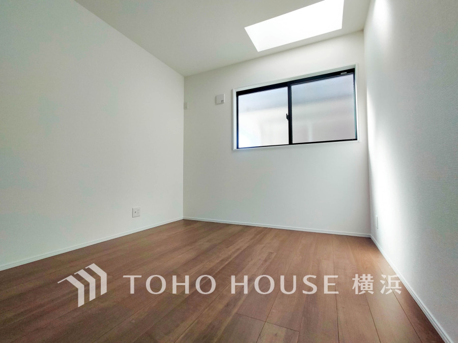 天窓からも自然光が差し込む、明るくシンプルな洋室です。